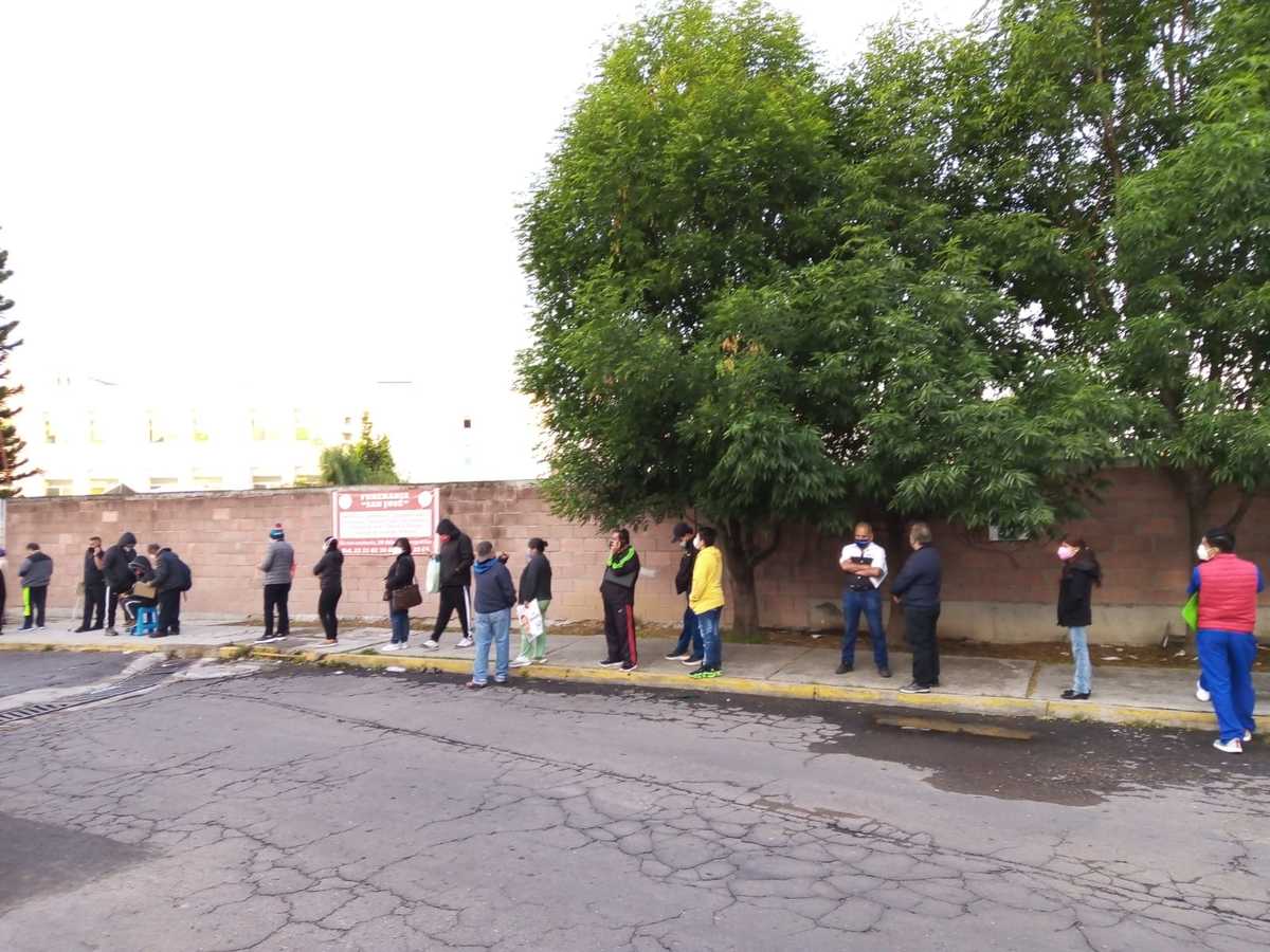 Sin contratiempos, inicia jornada de vacunación a personas de 50 años en Puebla capital. (Andrés Lobato)