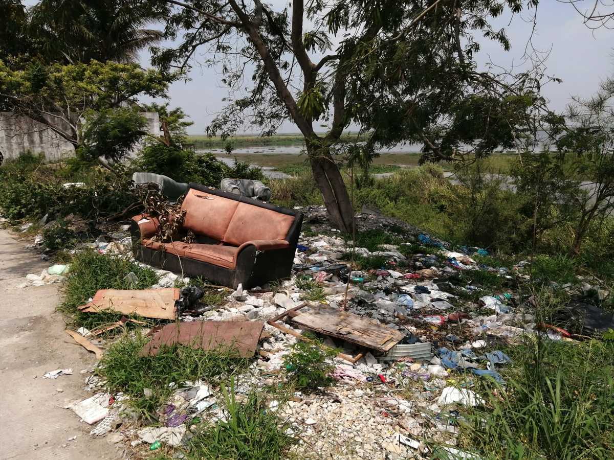 Convierten en basurero clandestino el margen de la laguna del Champayán