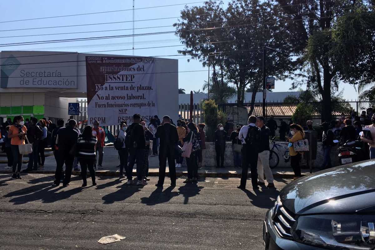 Docentes en Puebla protestan por ventas de plazas y actos de corrupción. (Jaime Zambrano)