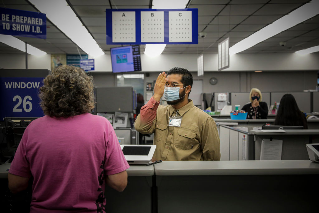 Empleado del DMV realizando una prueba visual a una ciudadana. / Getty Images.