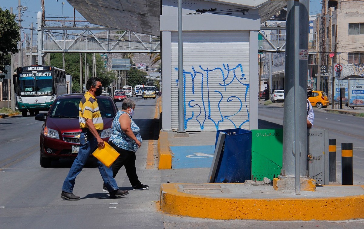 Los grafitis están presentes en varios puntos del Metrobús. (Manuel Guadarrama)