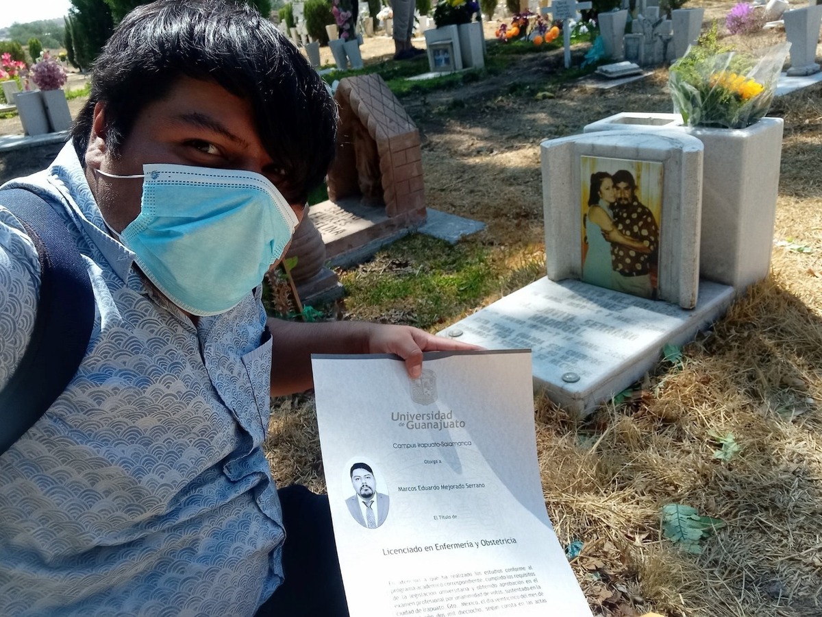 En Guanajuato joven lleva título universitario a la tumba de sus papás