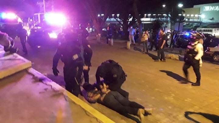 Durante la manifestación de los maestros en Veracruz, se reportó violencia por parte de elementos de la policía. (Especial)