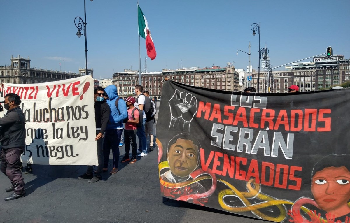 Los normalistas protestan frente al Palacio Nacional. | César Velázquez