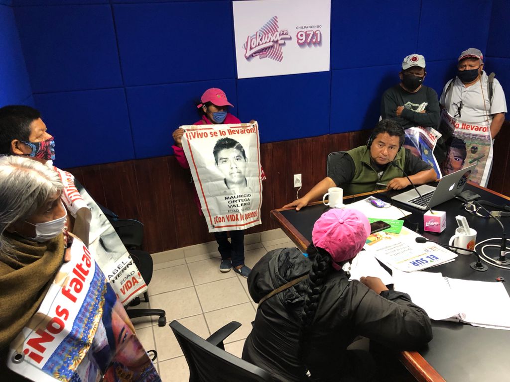 Los padres de los 43 estudiantes desaparecidos tomaron estaciones de radio para anunciar búsqueda (Rogelio Agustín)