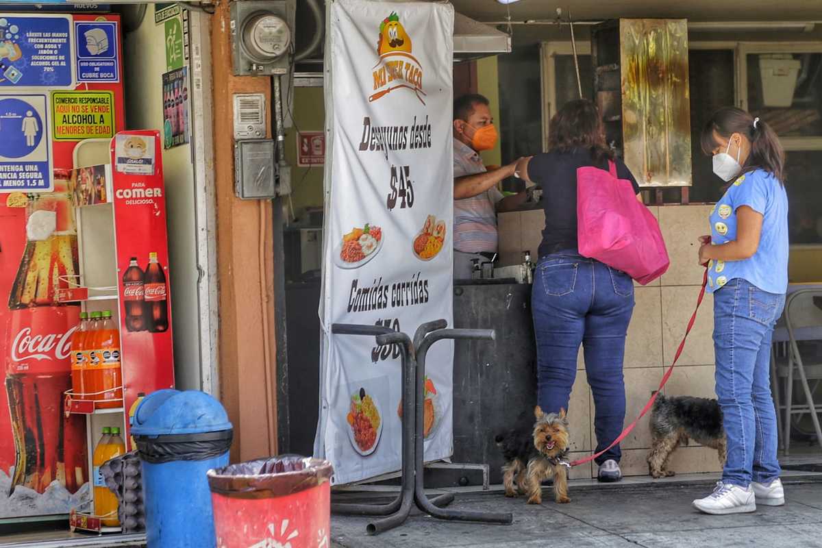 Un par de mujeres compra tacos para llevar en un establecimiento de la colonia Prados Aguazul. (Andrés Lobato)