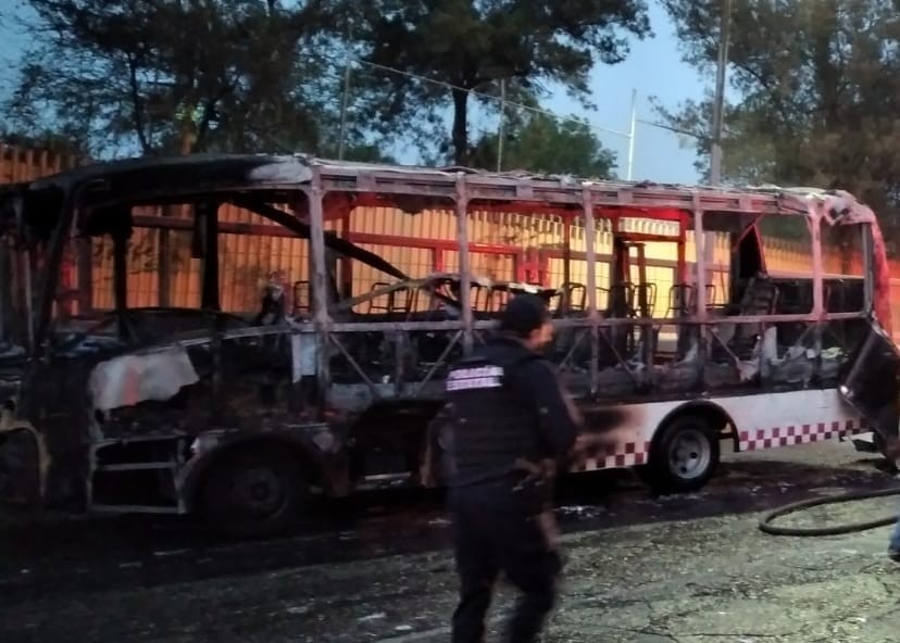 Antes de prenderle fuego bajaron a los pasajeros y al conductor. (Especial)