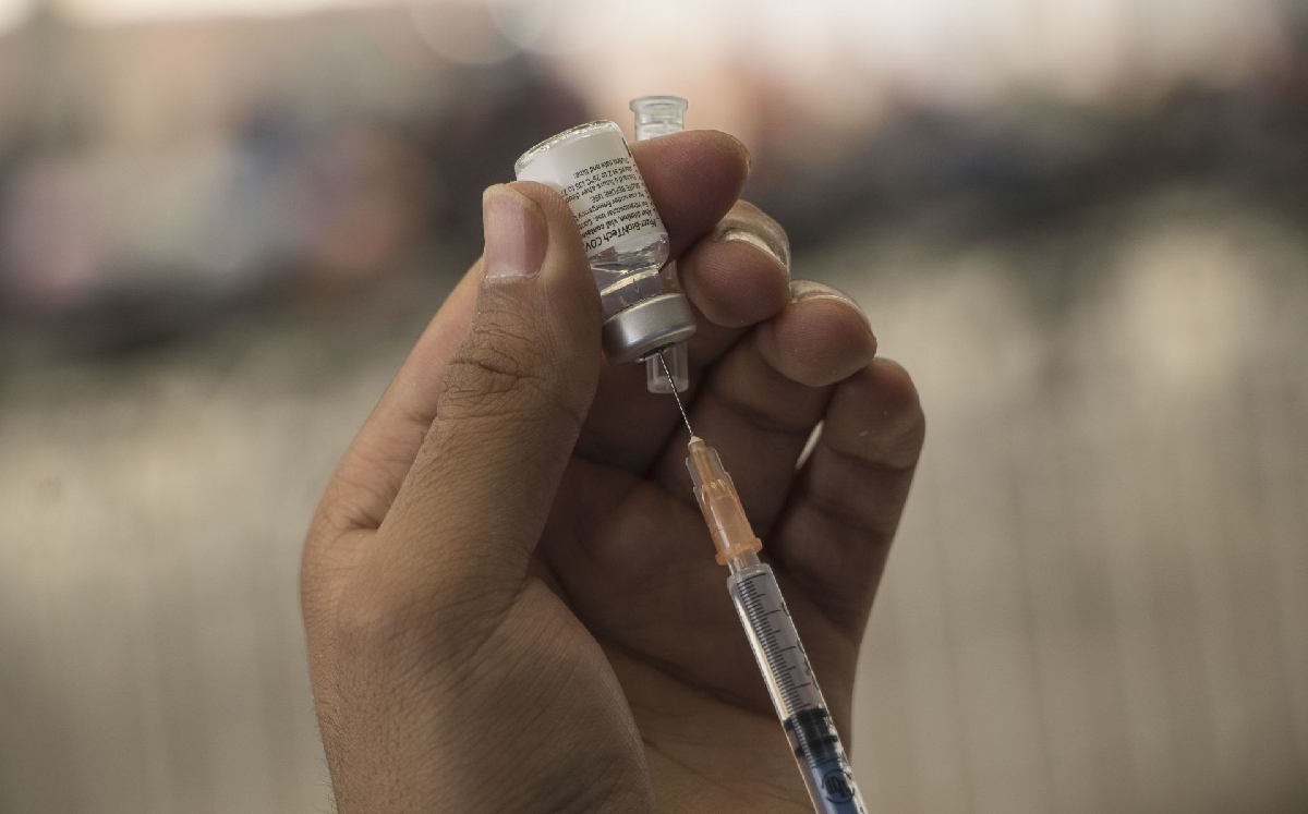 Preparación de la inyección de la vacuna Pfizer-BioNTech contra el covid-19. (Cuartoscuro)