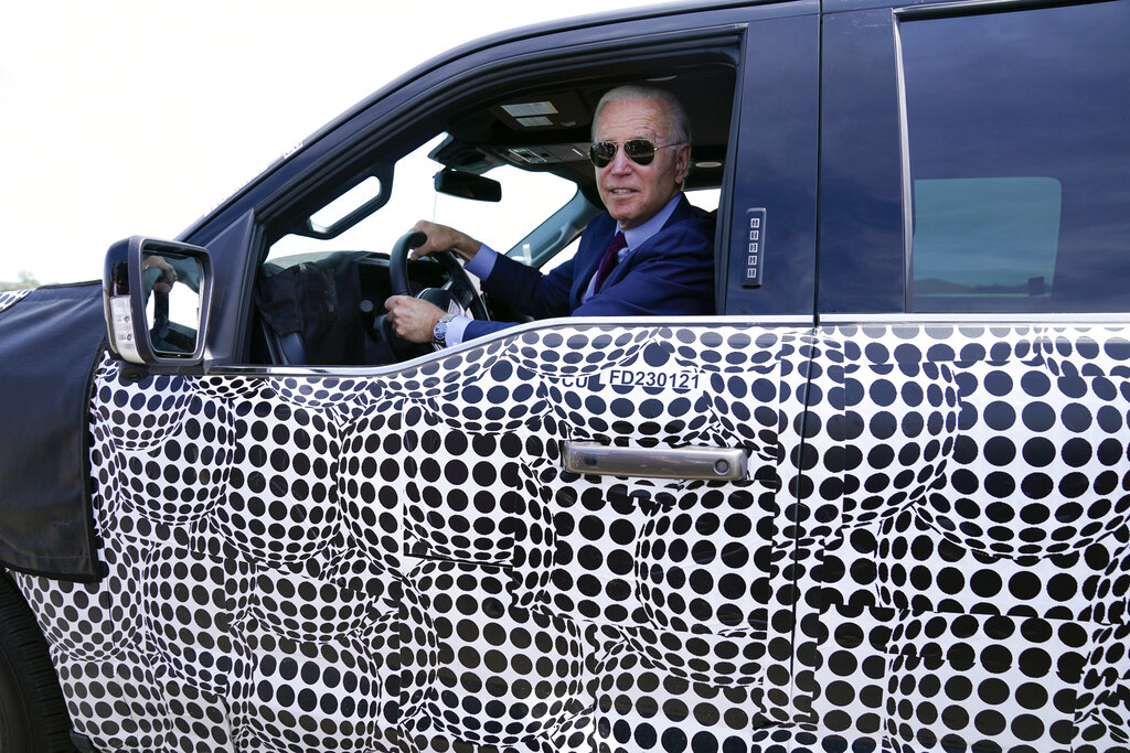 El presidente Joe Biden conduciendo la camioneta eléctrica de Ford. (AP)