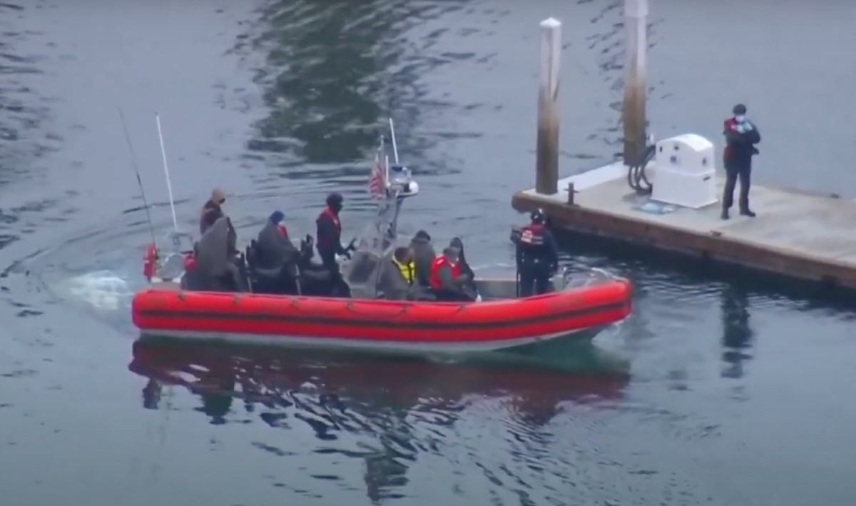 Rescatan a 20 hombres y 3 mujeres migrantes de un bote en la costa de San Diego. / Fotografía: Youtube.