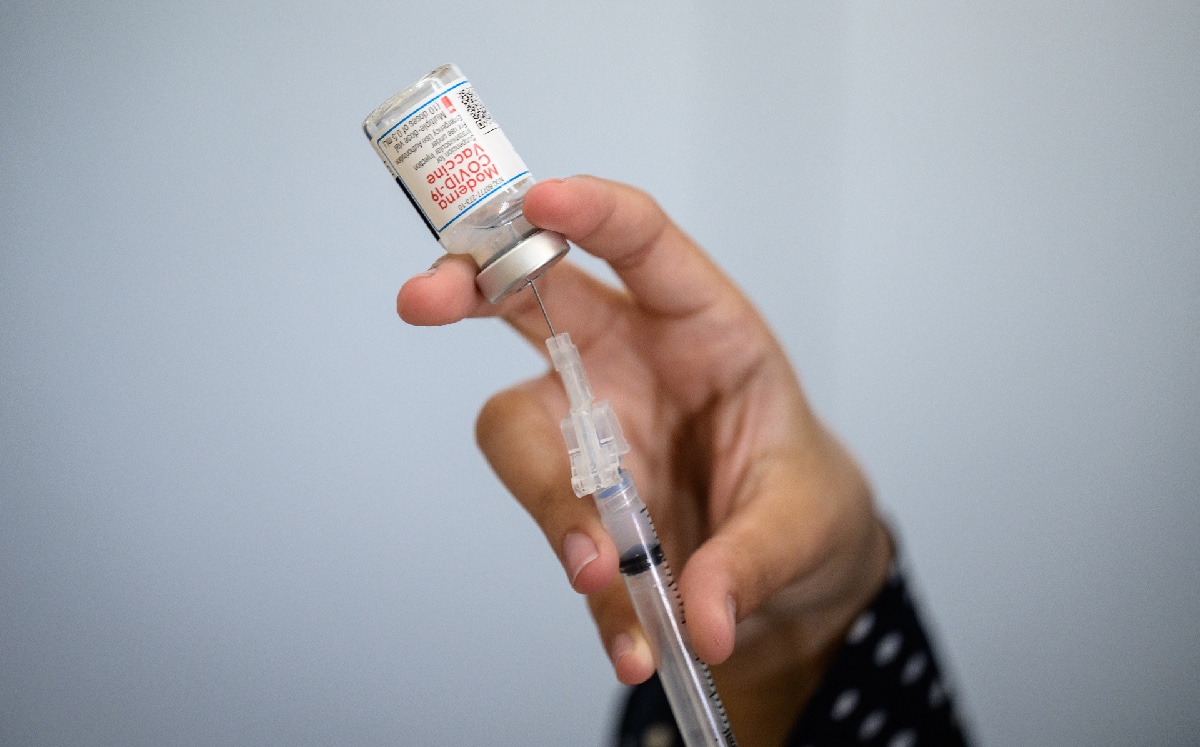 Las vacunas de Pfizer y Moderna son eficaces contra la variante india de covid, reveló un estudio. (AFP)