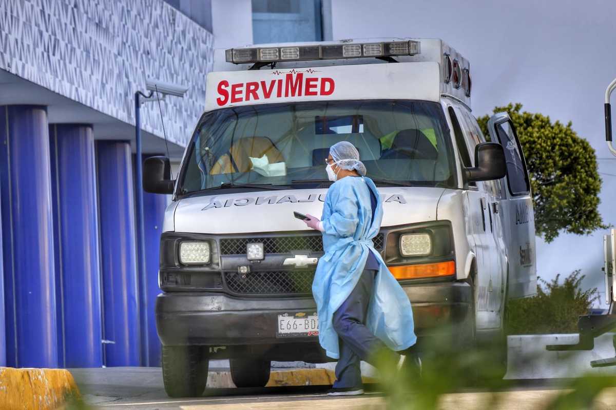 Una ambulancia aguarda a la espera de dejar a un paciente con Covid-19 en el Hospital General de Cholula. (Melanie Torres)