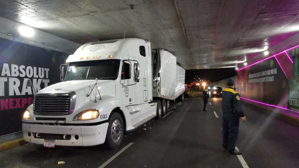 El conductor siguió avanzando para pasar, pero sólo partió la caja. (Ramón Ramírez)