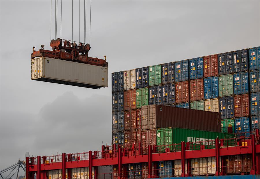 Contenedores en el puerto de Hong Kong. (EFE)