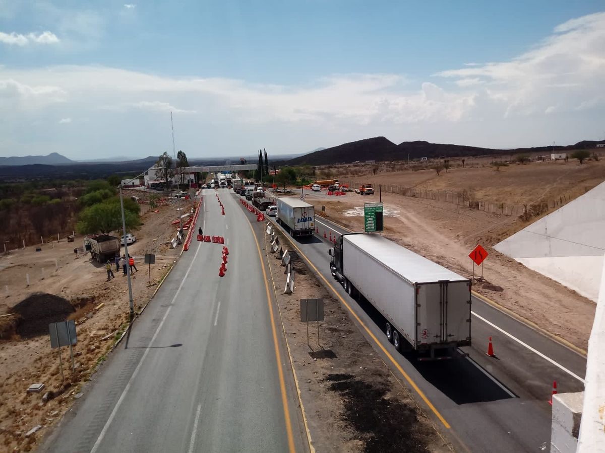 Filas de hasta cinco kilómetros de largo se han registrado. (Especial)