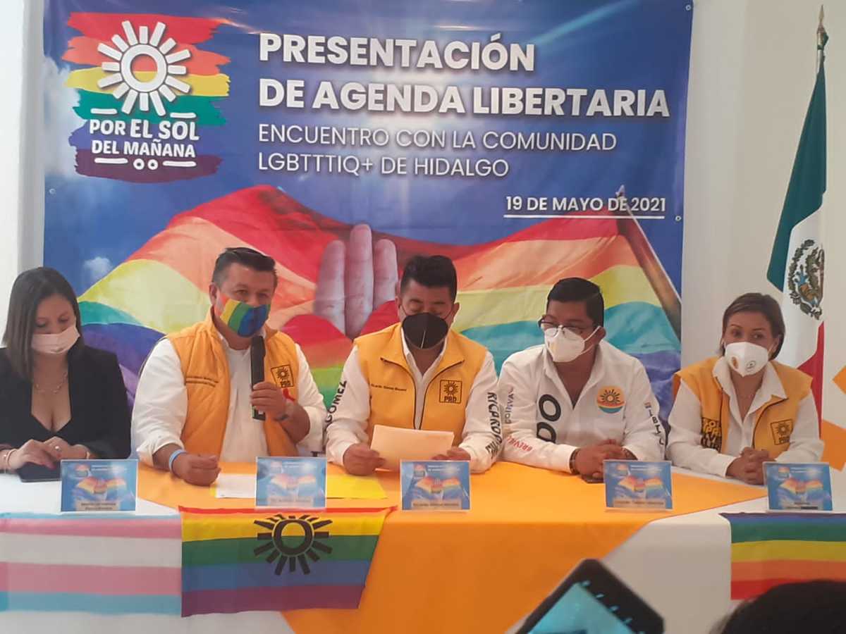 José Antonio Medina, secretario nacional de la Diversidad Sexual del PRD, y Gilberto Orlando Sánchez, aspirante a la diputación local “plurinominal”. 