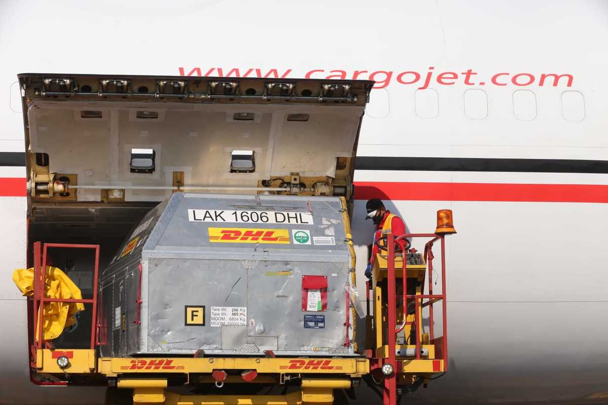 Llegada de vuelo con vacunas de Pfizer a México. (Javier Ríos)
