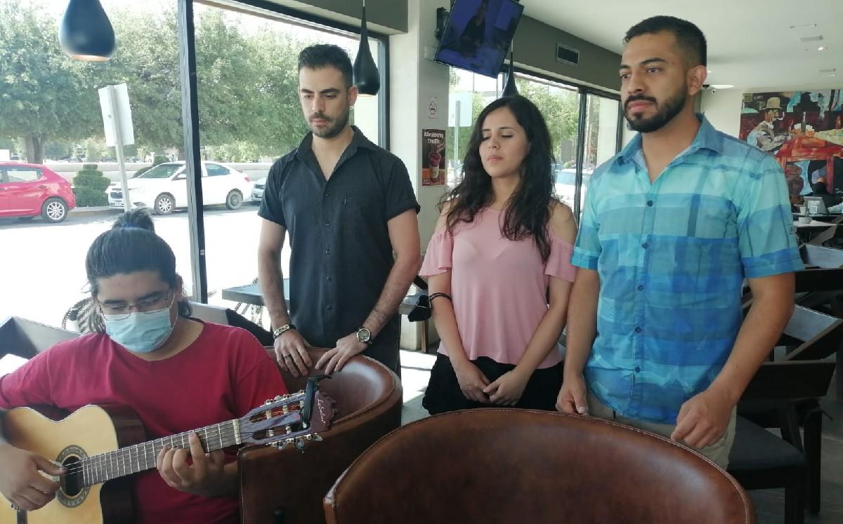 Ellos lograban sacar adelante su estancia y estudios en eventos sociales. (Especial)