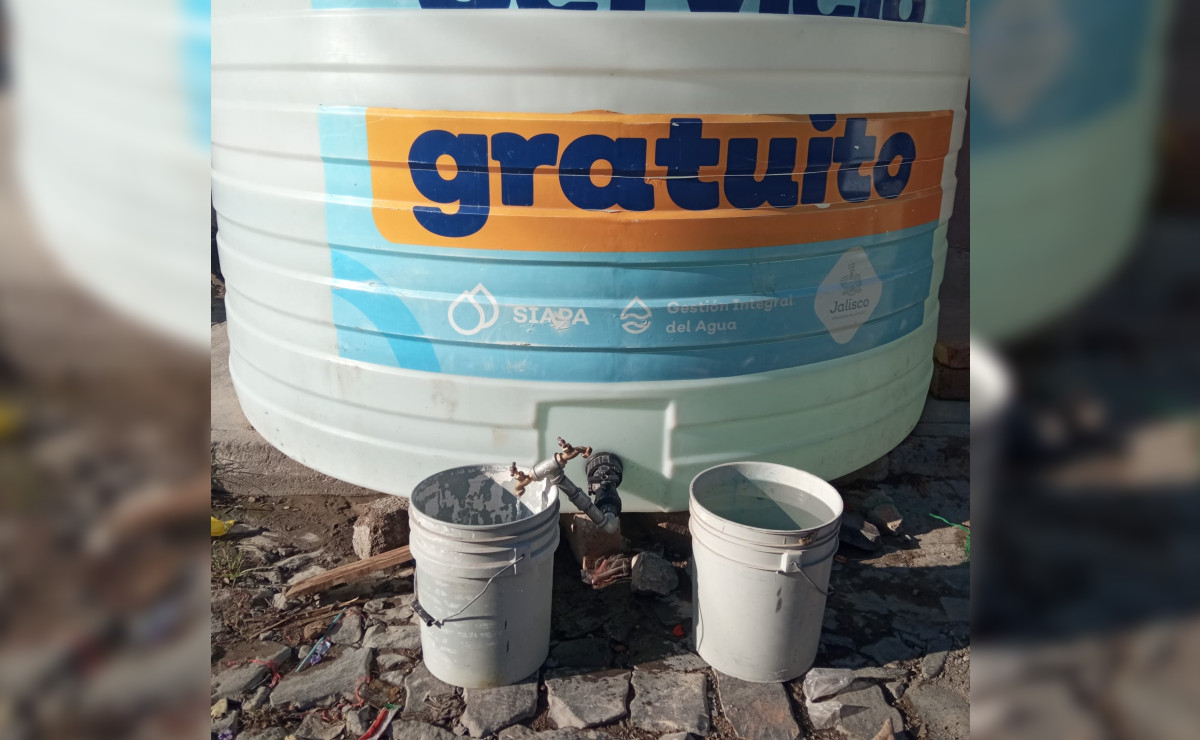 En Lomas de Tabachines deben acarrear agua desde la cisterna comunitaria (María Ramírez)