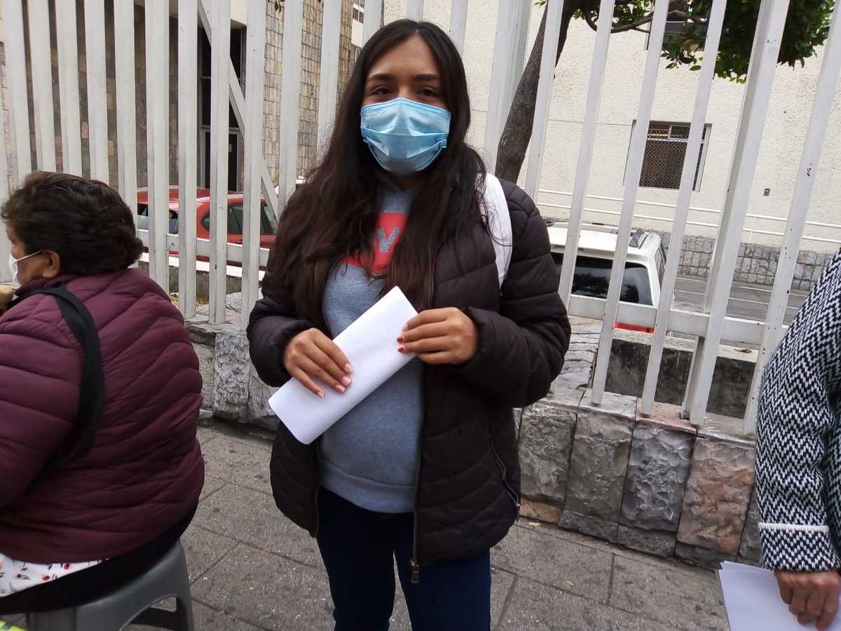 María Fernanda, con 7 meses de embarazo, recibe vacuna anticovid. (Angélica Tenahua)