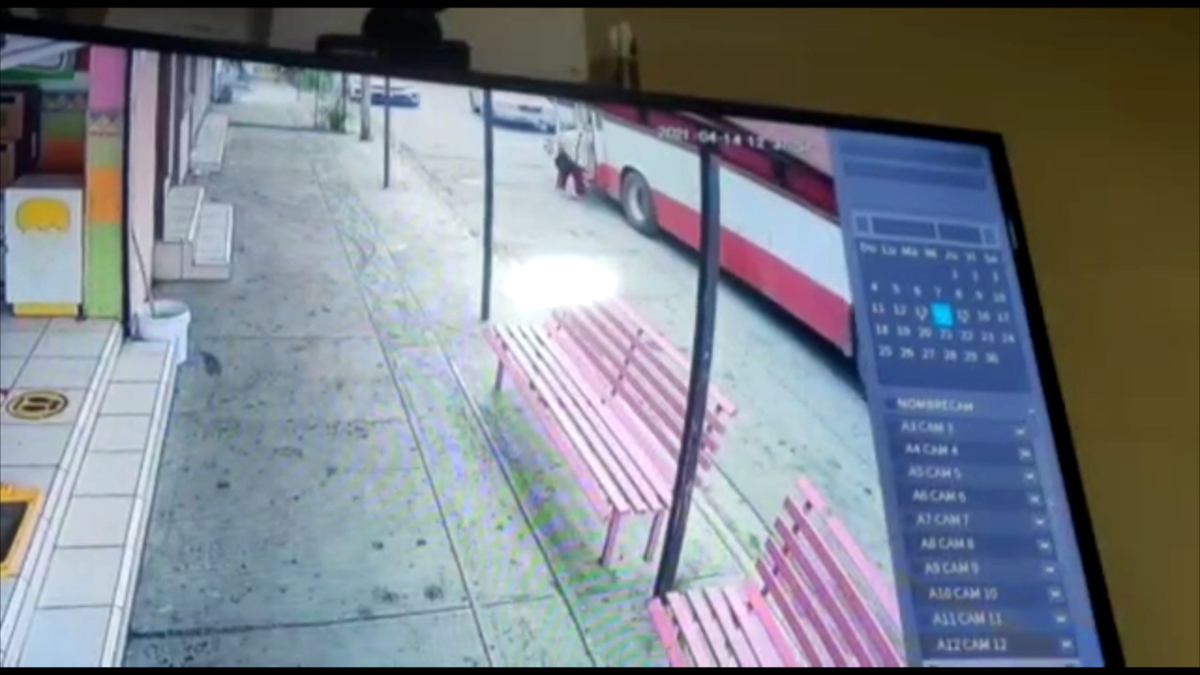 Mujer cae de camión urbano Ruta 131 en Guadalupe