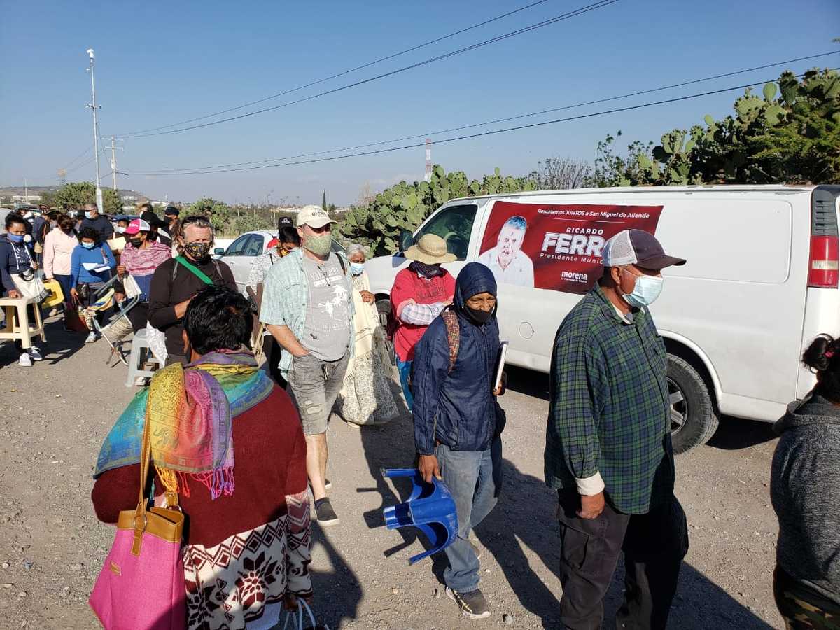 San Miguel de Allende | Hacen proselitismo a favor de Morena en fila de vacunación.