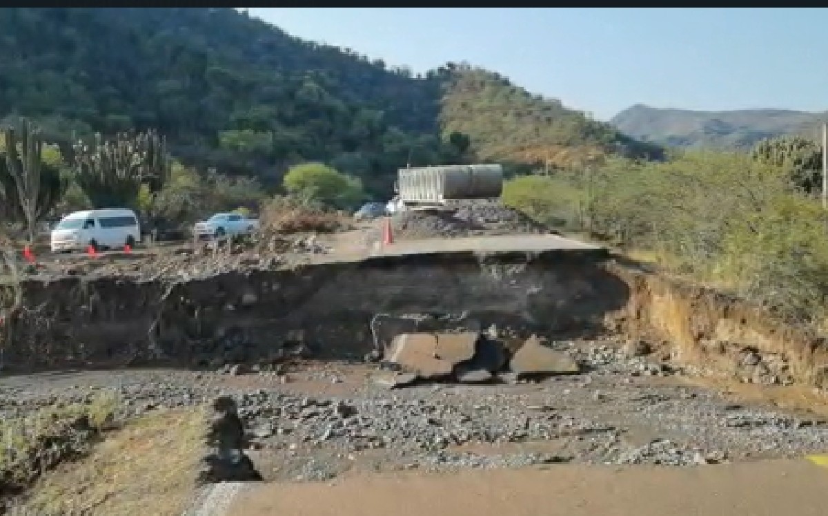 En San Pedro Totolapa las lluvias arrasaron con la carretera