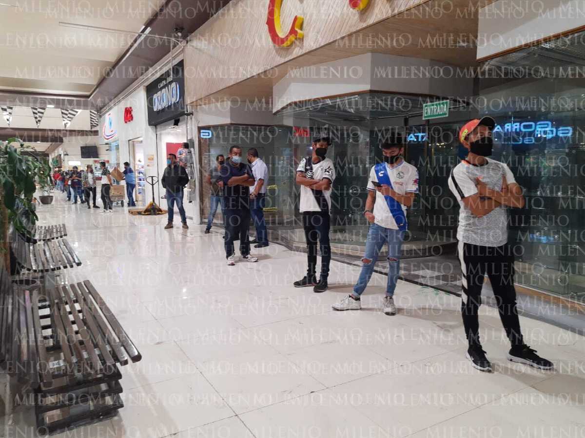 Aficionados al Club Puebla, hacen una larga fila para adquirir su entrada al partido de semifinales. (Andrés Lobato)