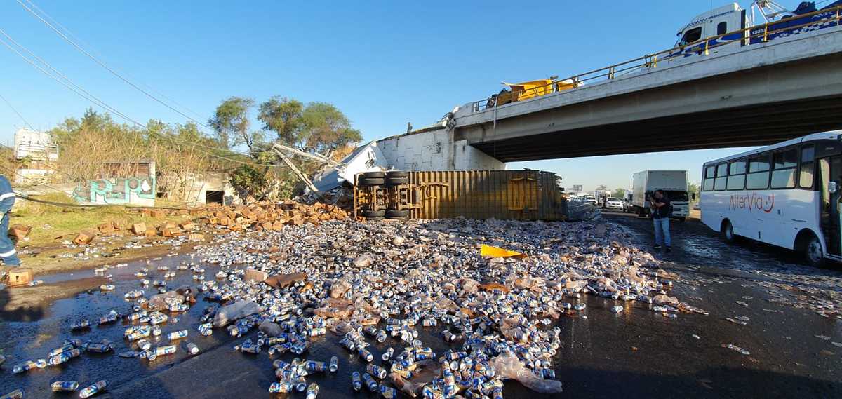 Camión doble remolque cae junto a carga de latas de cerveza en carretera a Chapala (Juan Carlos Munguía)