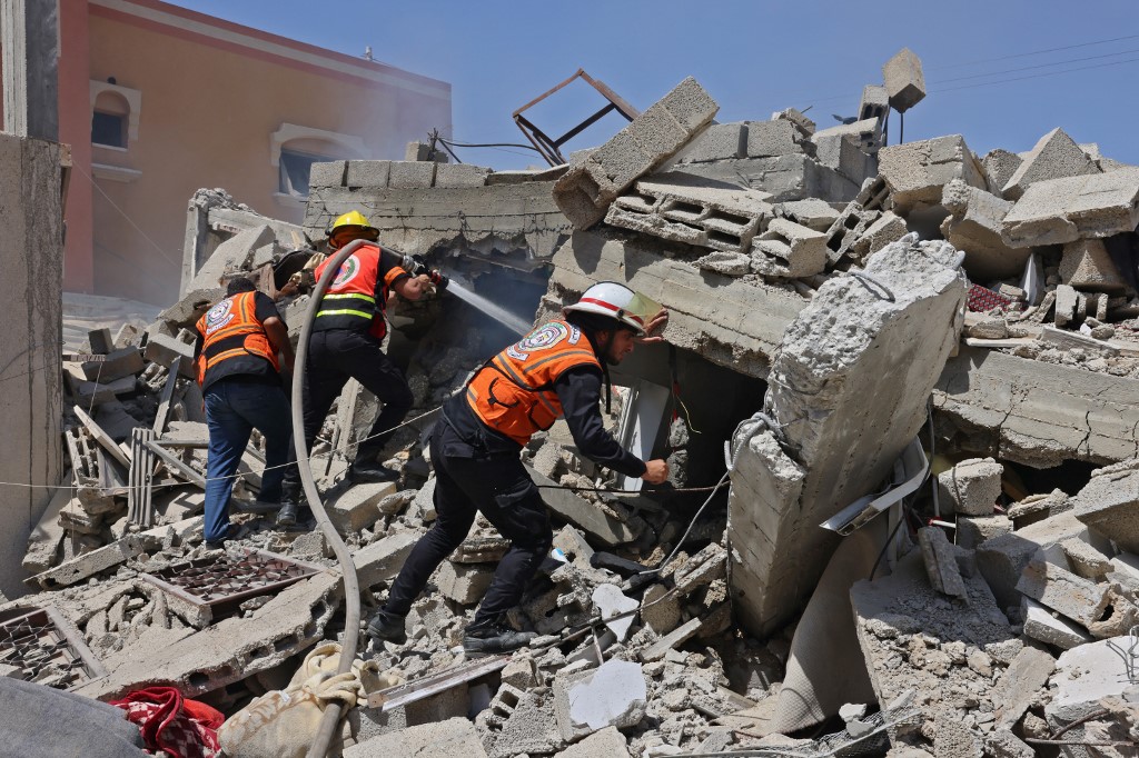 Los equipos de emergencia continúan trabajando ante la emergencia en Gaza. | AFP