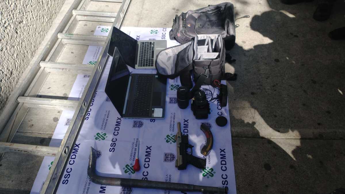 Los hombres sustrajeron cámaras fotográficas, documentos y laptops.