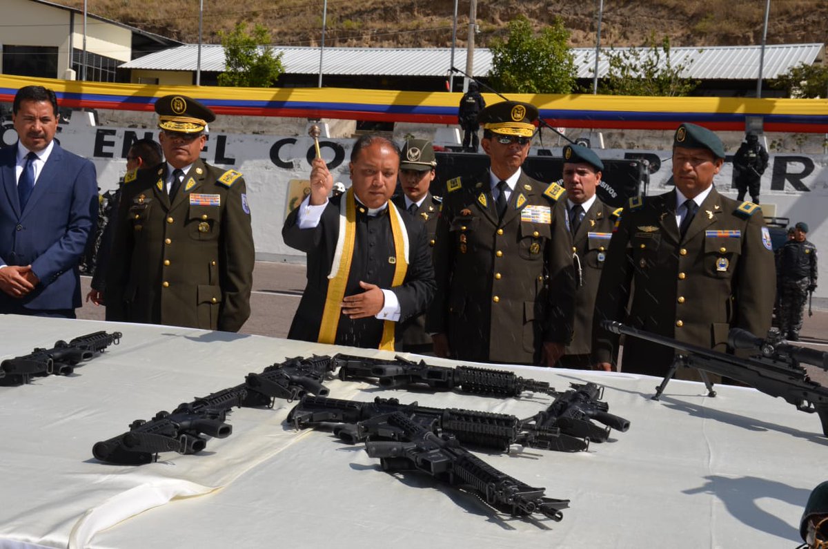 En 2018, un sacerdote bautizó las armas de los soldados en Ecuador. | Archivo El Telégrafo