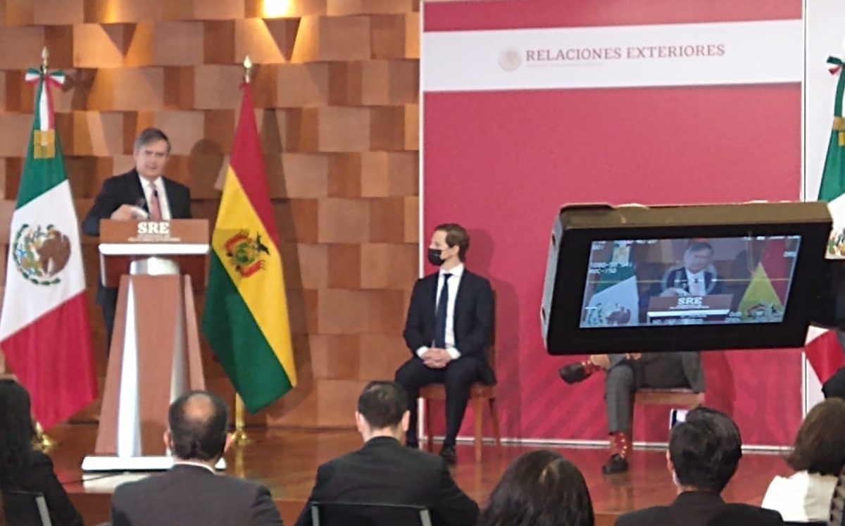 El secretario de Relaciones Exteriores en un evento junto al embajador de Bolivia, José Crespo. (Especial)