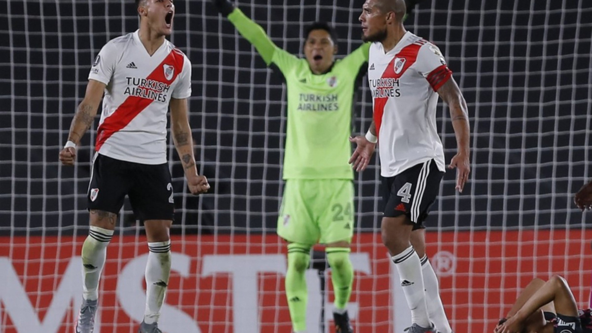 Sin suplentes y portero improvisado, River Plate vence a Santa Fe