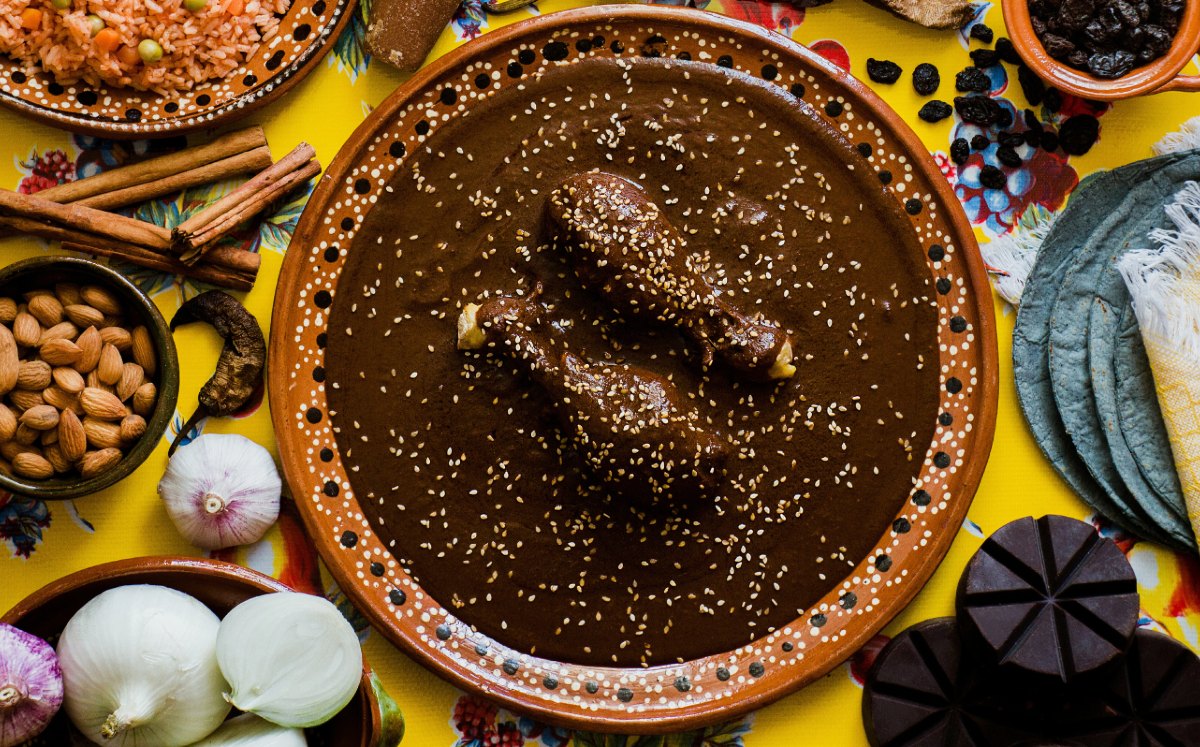 Te contamos qué contiene el  mole de pasta (Shutterstock).