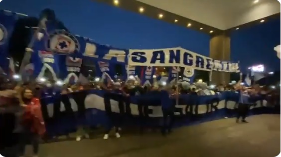 Afición de Cruz Azul lleva serenata al equipo (Especial)