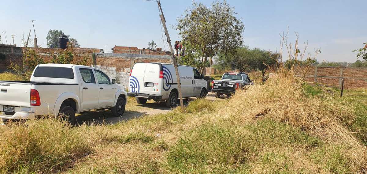 Autoridades llegaron al cruce de las calles Francisco Javier Casillas y Mezquite. (Juan Carlos Munguía)