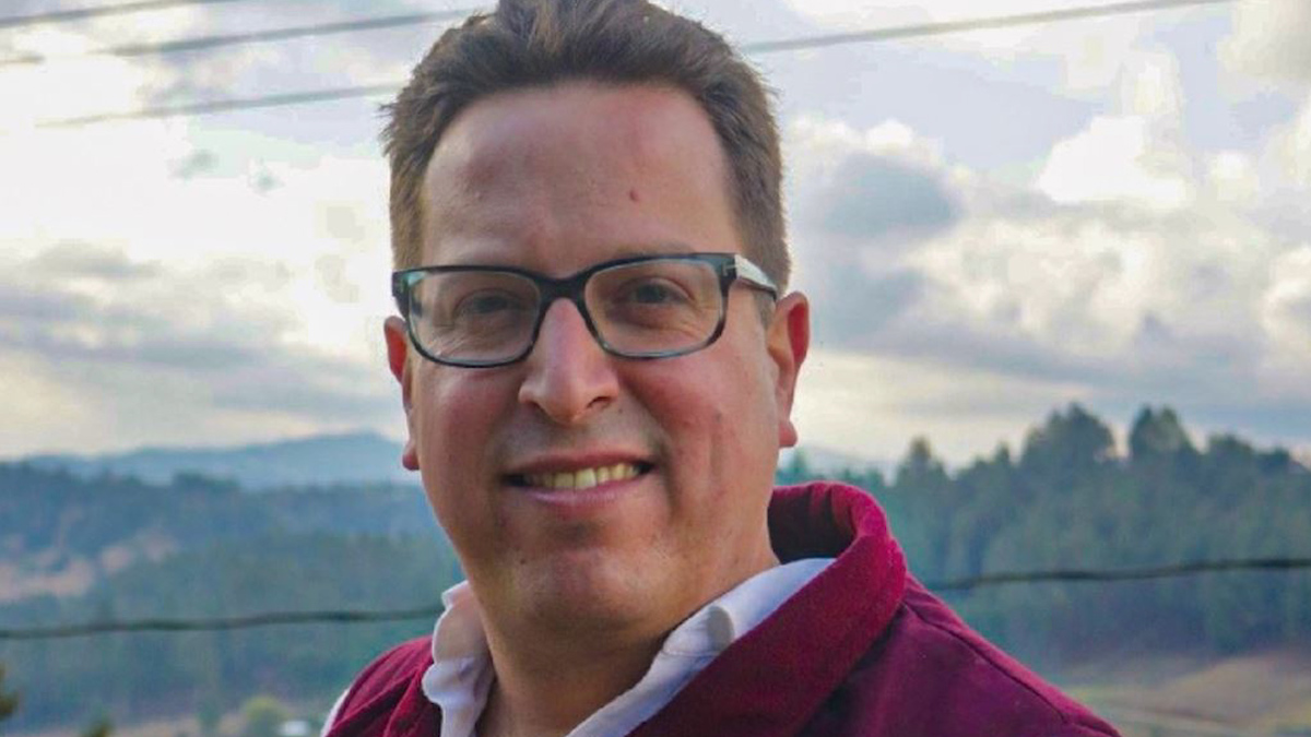 Candidato que retuvieron en pueblo volverá para comer caldo de gallina