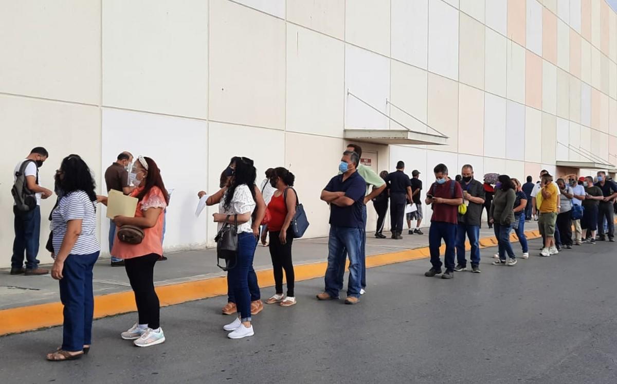 Ciudadanos comentan que las vacunas no llegaron a tiempo.