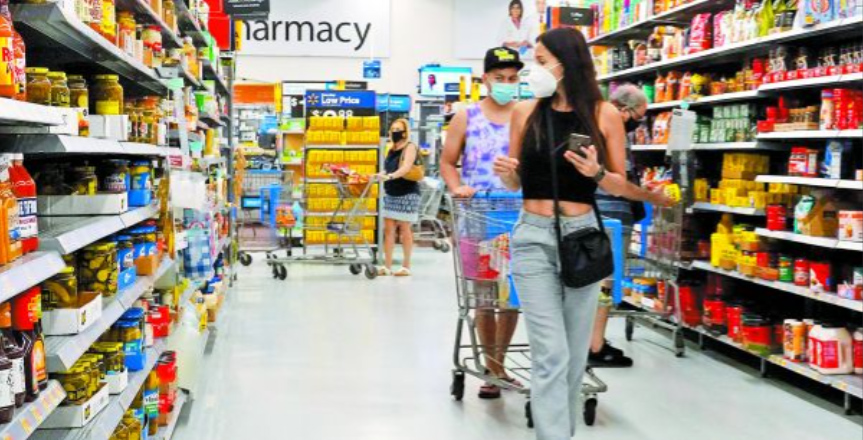 Compañías como Walmart y Home Depot confían en contratar personal para satisfacer la reactivación de la demanda. Joe Raedle/AFP