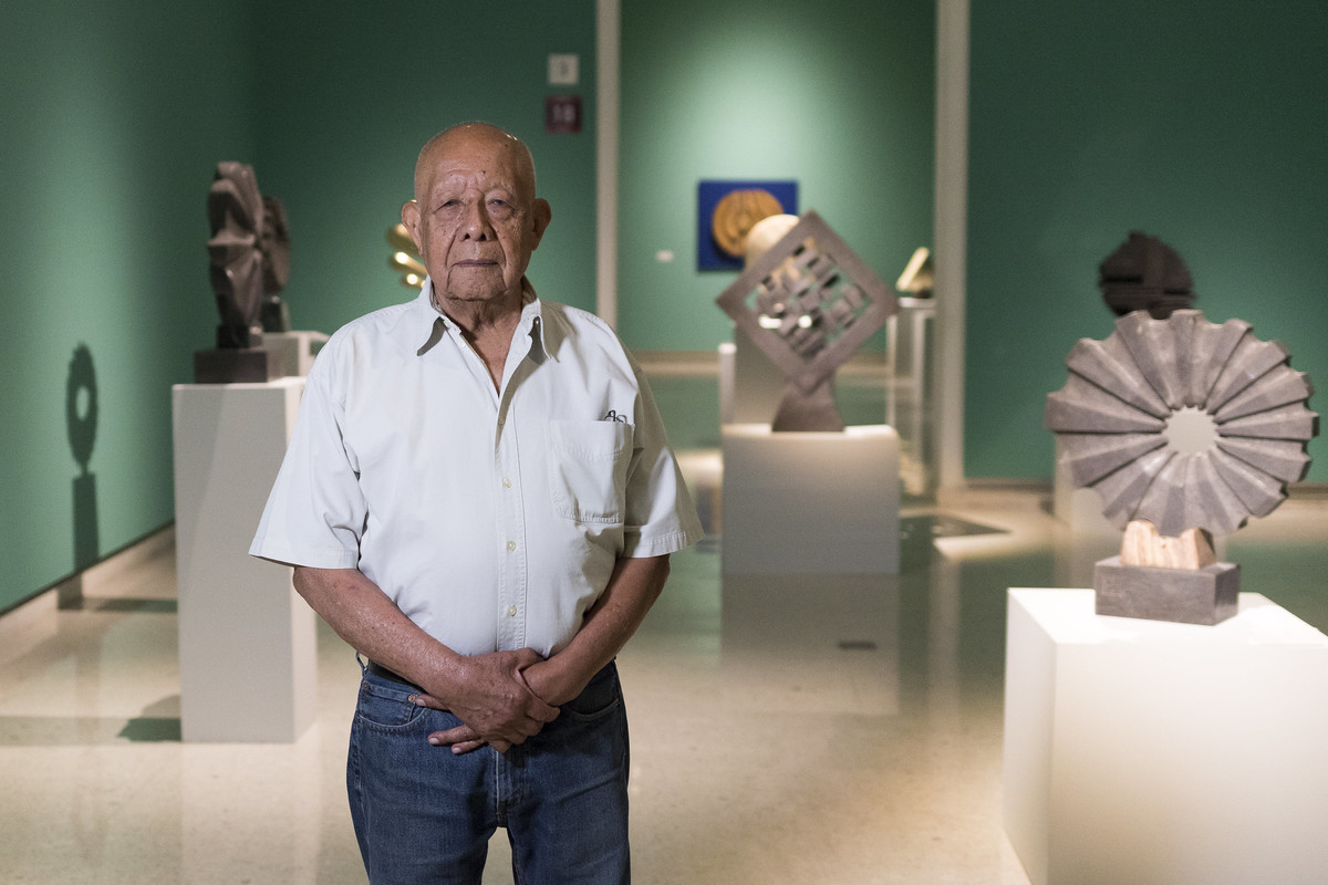 Estanislao Contreras entre las piezas de su exhibición. CORTESÍA MUSA