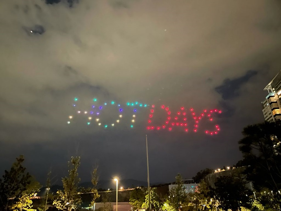 Después de un evento musical transmitido por sus redes sociales, comenzó un espectáculo de drones en la Ciudad de México. (Cortesía)