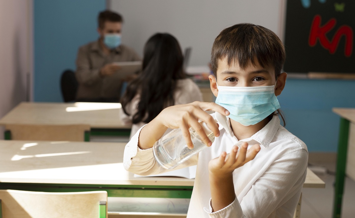 Hay que tener en cuenta diferentes factores, como checar que se cumplan las medidas que debe tomar la escuela. (freepik.es)