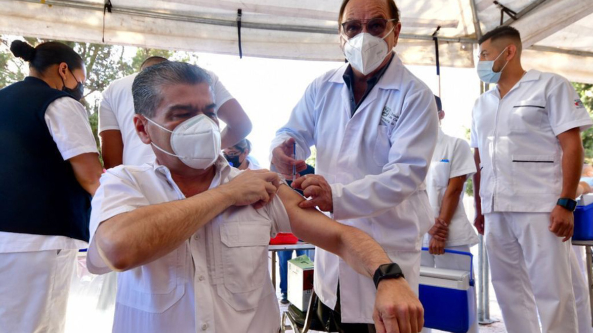 Gobernador de Coahuila recibe vacuna anticovid