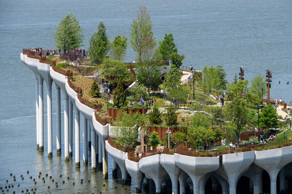 Little Island es el nuevo parque inaugurado este viernes en las costas del Río Hudson, en Manhattan. (AFP)