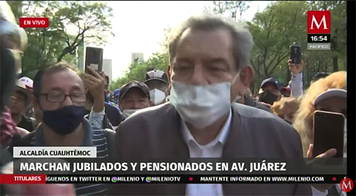 Marchan jubilados y pensionados sobre Av. Juarez