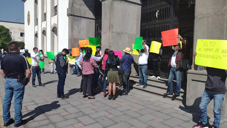 Padres de familia exigen eliminación de cuotas escolares | Especial
