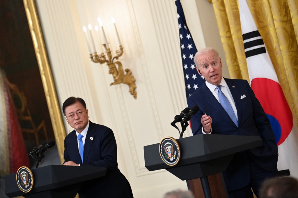 El presidente de Estados Unidos, Joe Biden, junto a su homólogo surcoreano Moon Jae-in. (AFP)