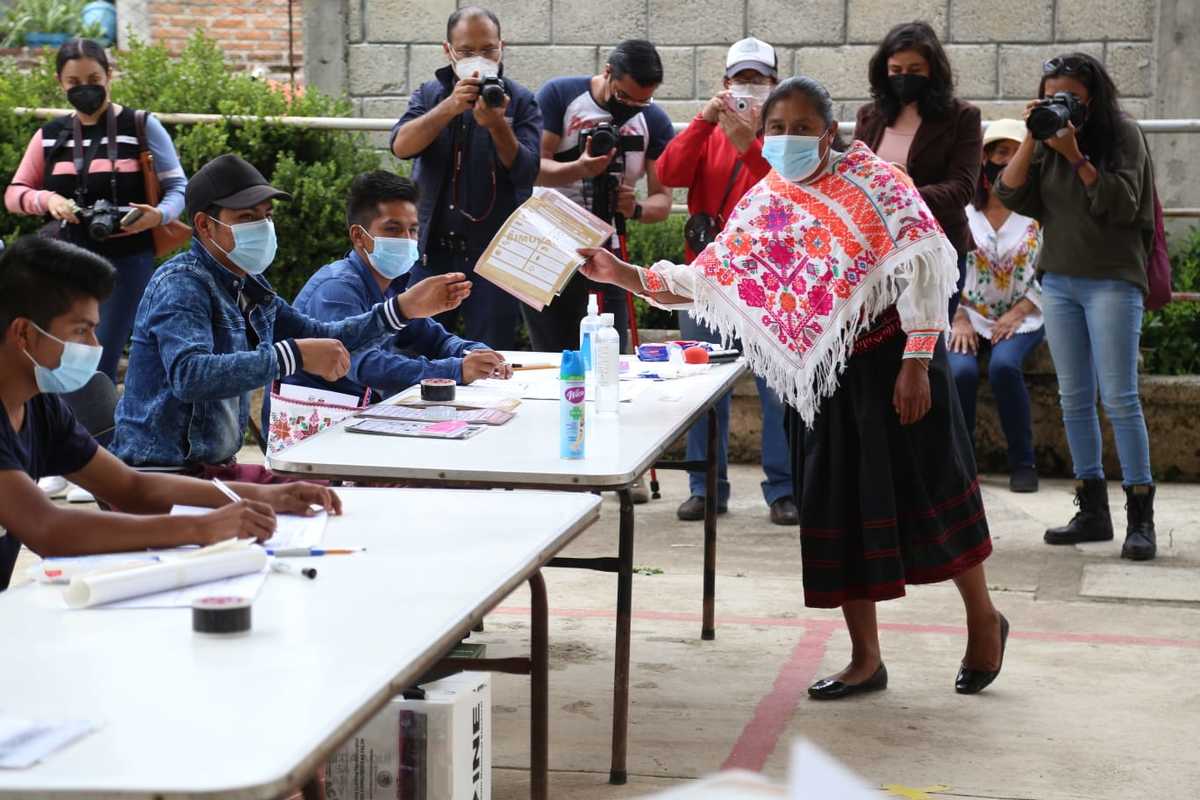 Simulacro indígena de medidas sanitarias en Acaxochitlán. (Jorge Sánchez)