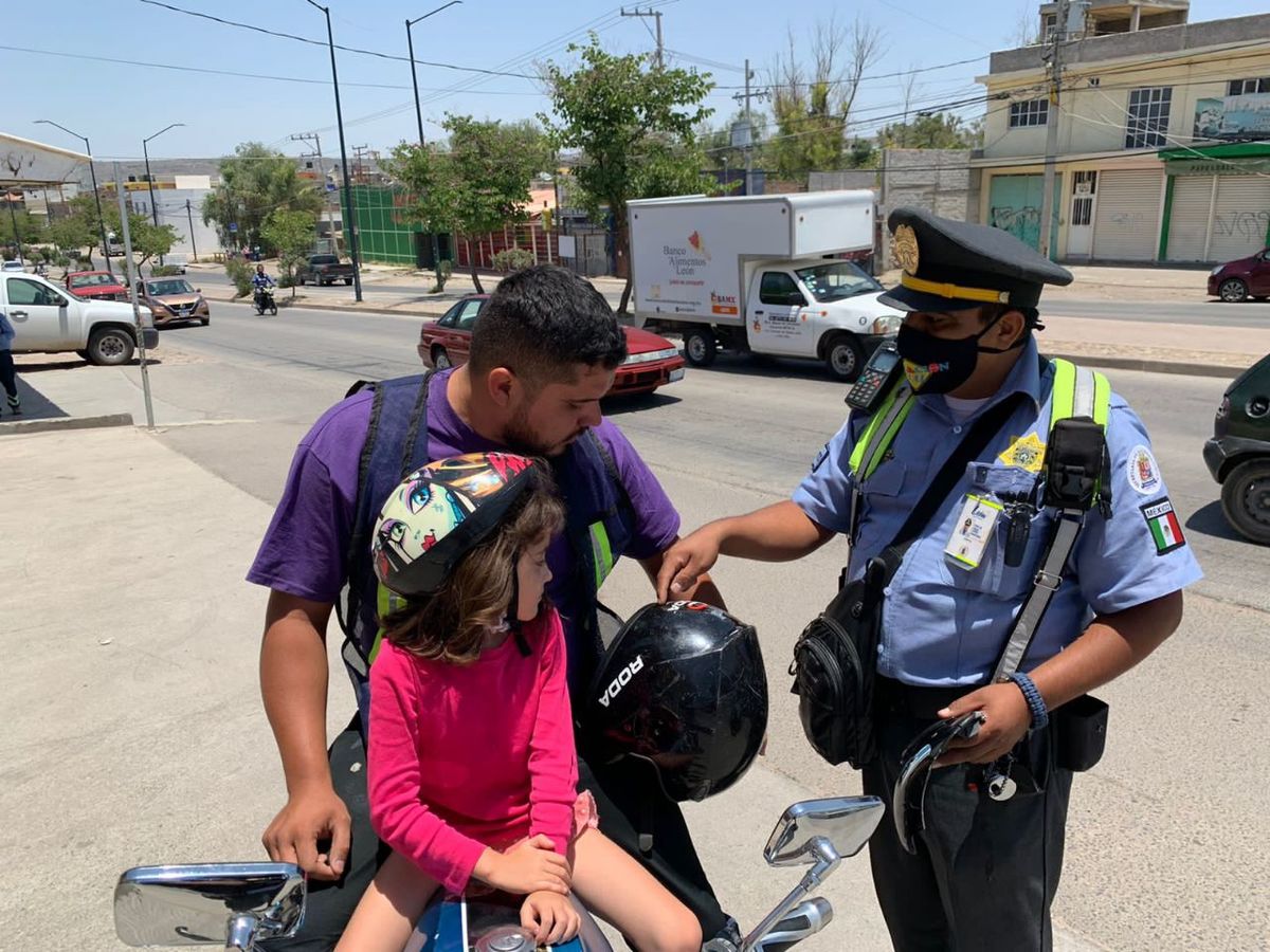 Tránsito de León previene a motociclistas sobre uso de casco adecuado